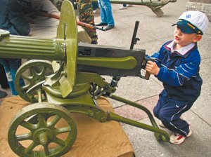 Маленький мальчик нашел пулемет